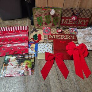 12 Christmas bags /2 bows